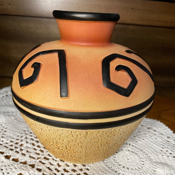HOMEMAKER’S IDEA COMPANY Black And Orange/Beige Vase Art Southwest Style - Picture 1 of 8